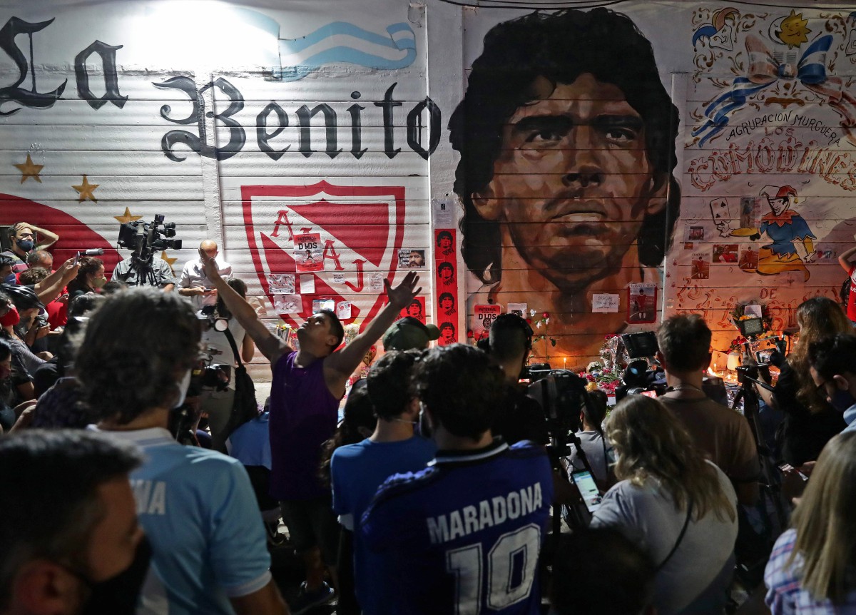 RIBUAN penyokong berkumpul untuk memberi penghormatan terakhir kepada Maradona. FOTO AFP 