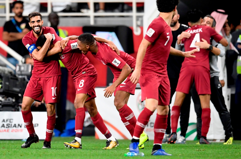 PEMAIN Qatar, Hamid Ismeil (dua dari kiri) meraikan jaringan ketika menewaskan tuan rumah, UAE pada aksi separuh akhir Piala Asia. FOTO AFP