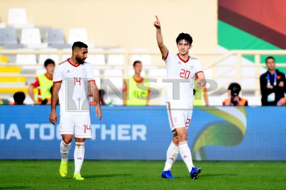 Sardar Azmoun (kanan) meraikan kejayaan menjaringkan gol buat Iran dalam kempen Piala Asia. FOTO AFP