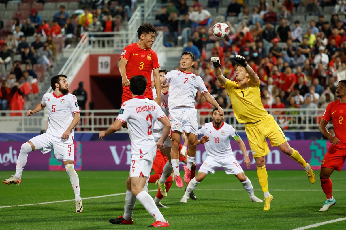 CHENJIE menjaringkan gol menerusi tandukan tetapi dibatalkan selepas semakan VAR kerana ofsaid. -FOTO AFP 