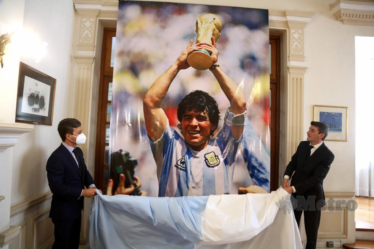 GAMBAR Maradona dipamerkan di Kedutaan Argentina di La Paz. FOTO AFP