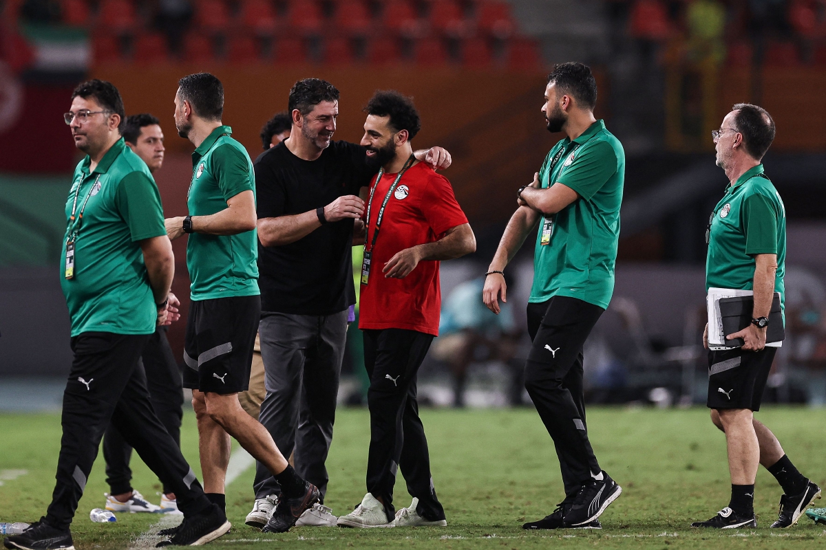 SALAH (tiga dari kanan) bersalaman dengan Vitoria selepas Mesir seri 2-2 dengan Cape Verde dan mara ke pusingan kalah mati. FOTO AFP 