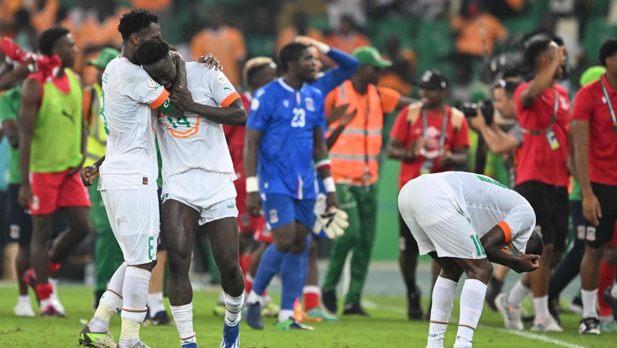 PEMAIN Ivory Coast kecewa selepas tewas 0-4 kepada Equatorial Guinea, sekali gus berdepan kemungkinan tersingkir di AFCON di tempat sendiri. FOTO AFP 