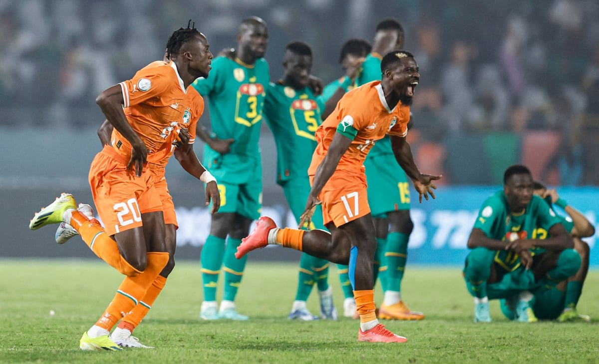 PEMAIN Ivory Coast meraikan kemenangan selepas tamat penentuan penalti menentang Senegal. FOTO AFP  