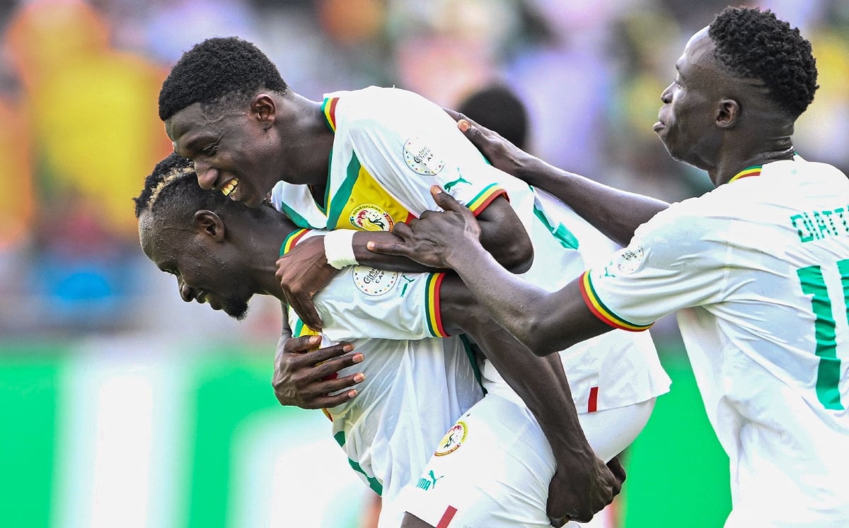 CAMARA (tengah) melompat ke atas belakang Mane ketika meraikan jaringan untuk Senegal. FOTO AFP 