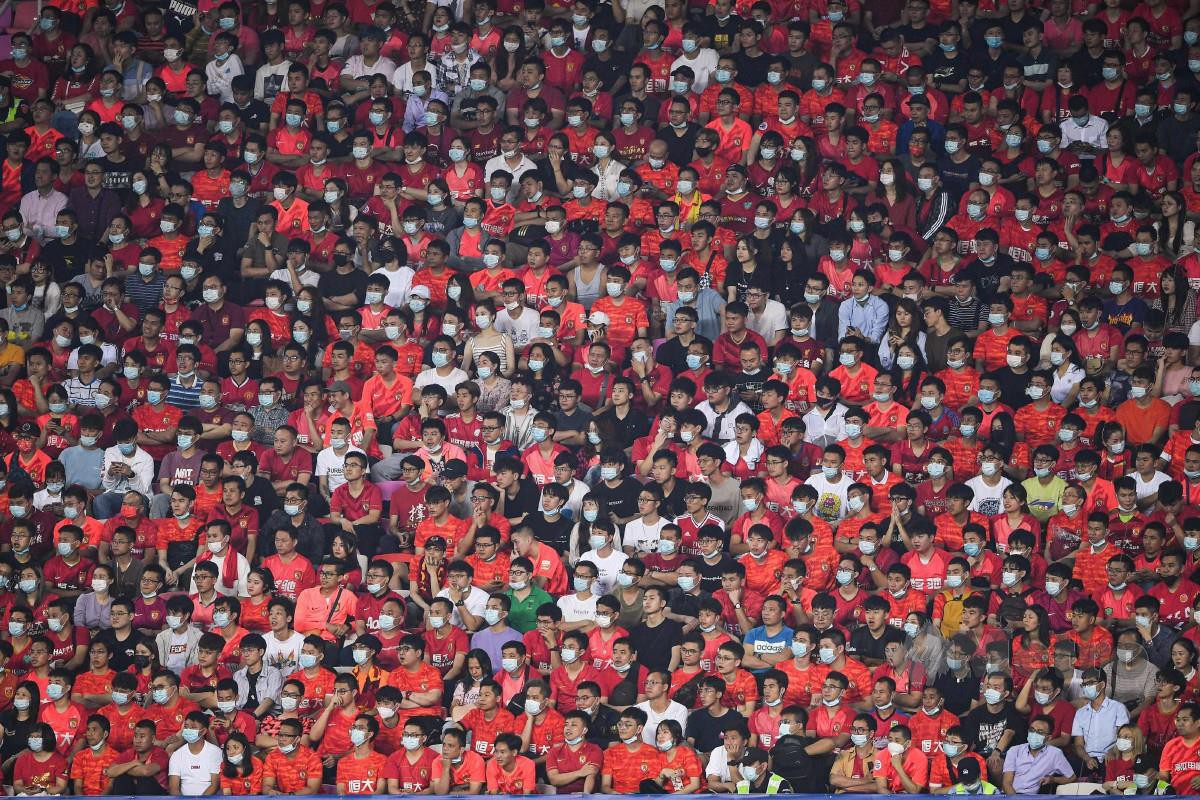 PENYOKONG memenuhi stadium ketika perlawanan Liga Super China (CSL) antara Guangzhou FC dan Guangzhou City. FOTO AFP