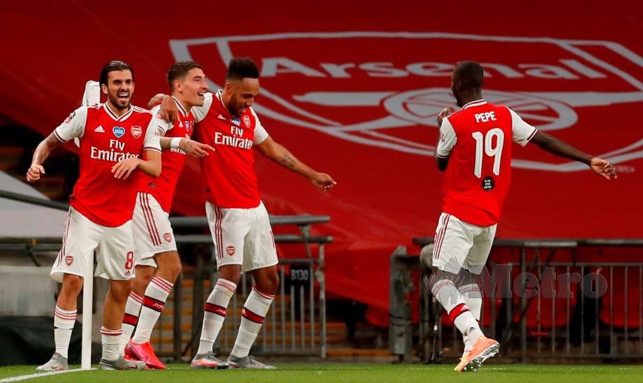 PEMAIN Arsenal meraikan jaringan yang dilakukan Aubameyang (tiga dari kiri) ketika berdepan City dalam perlawanan separuh akhir Piala FA. FOTO AFP