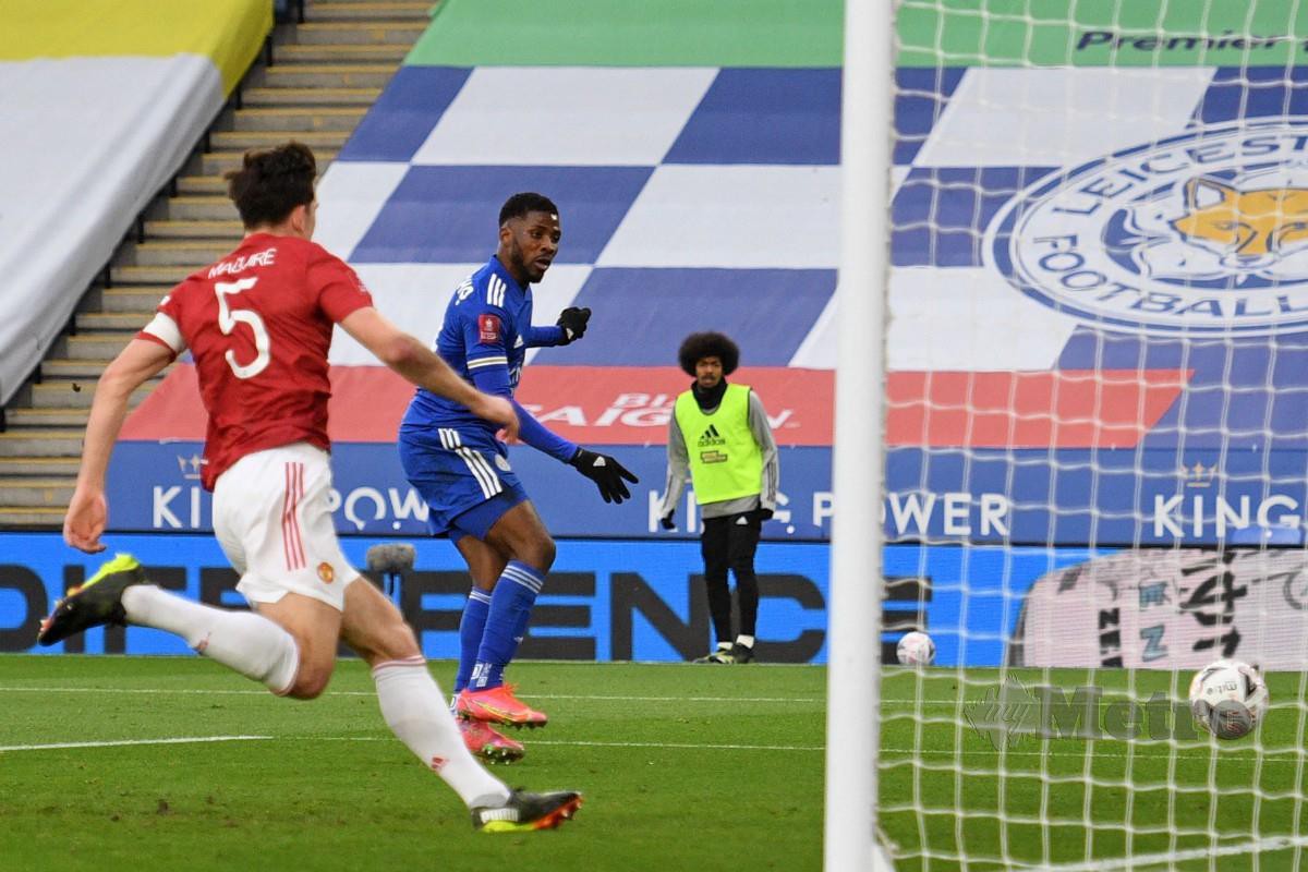KELECHI Iheanacho (tengah) menjaringkan gol pertama Leicester. FOTO AFP