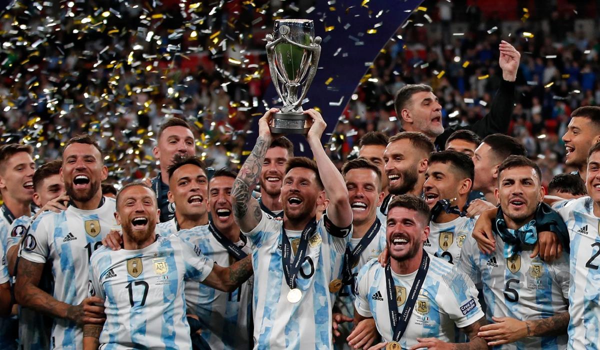 PENYERANG Argentina, Lionel Messi menjulang trofi Finalissima selepas Argentina menewaskan Itali di Stadium Wembley, hari ini. FOTO AFP