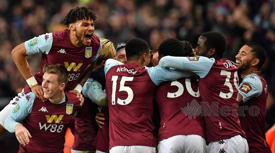 Pemain Aston Villa meraikan kejayaan pasukan mengatasi Leicester. FOTO AFP