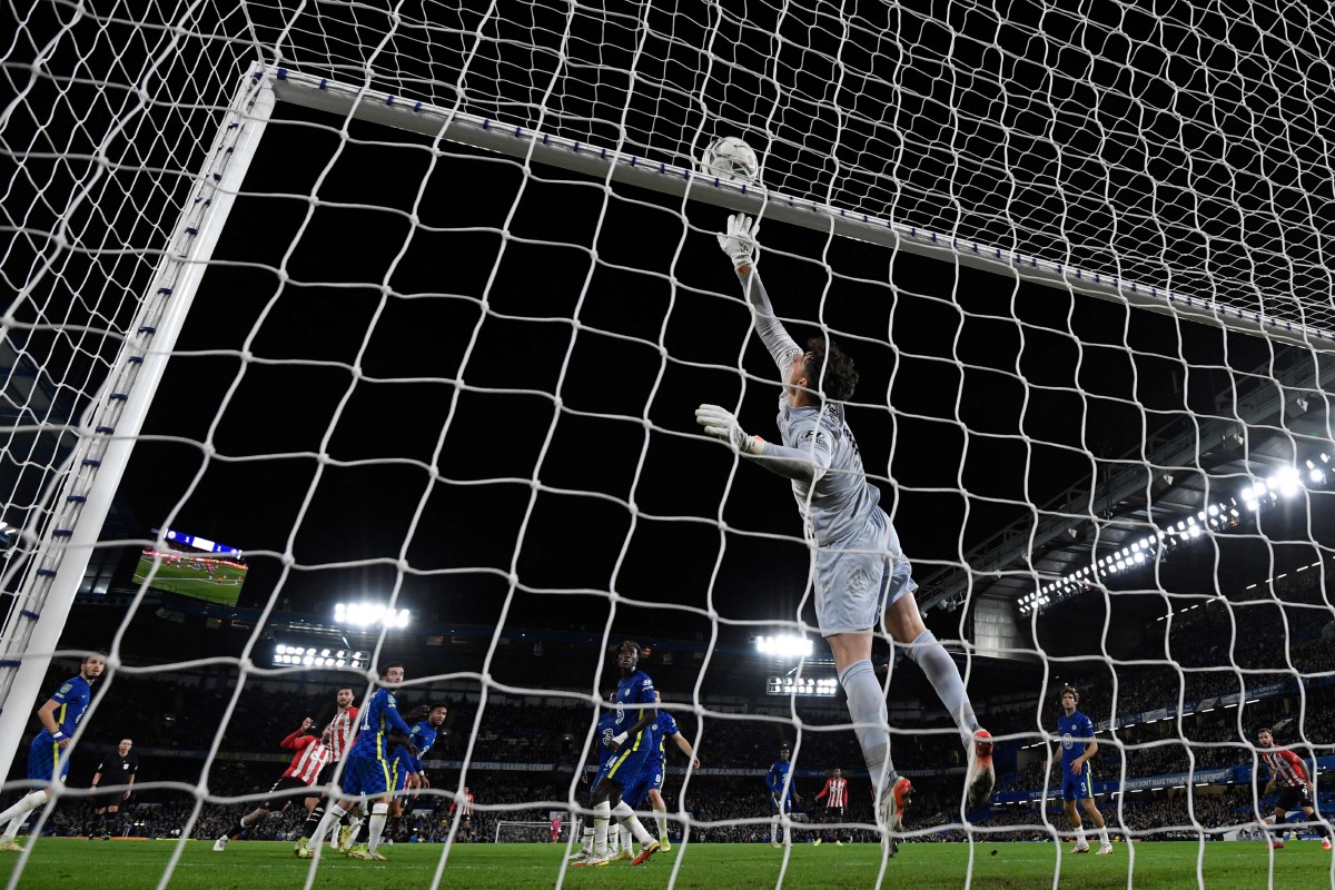 Penjaga gol Chelsea, Kepa Arrizabalaga beraksi cemerlang menyelamatkan gawang daripada dibocori. FOTO AFP