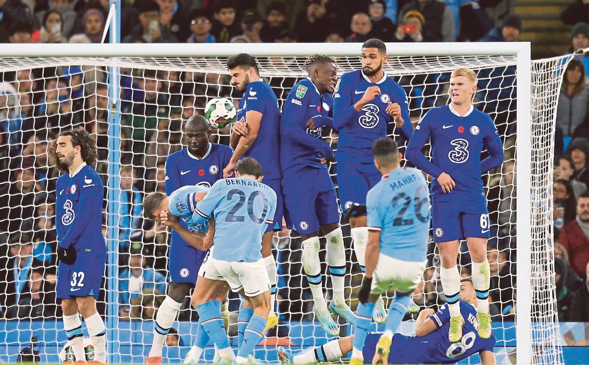 MAHREZ (jersi 26) menjaringkan gol menerusi sepakan percuma melencong bagi memastikan Manchester City menang 2-0 ke atas Chelsea. FOTO AFP 