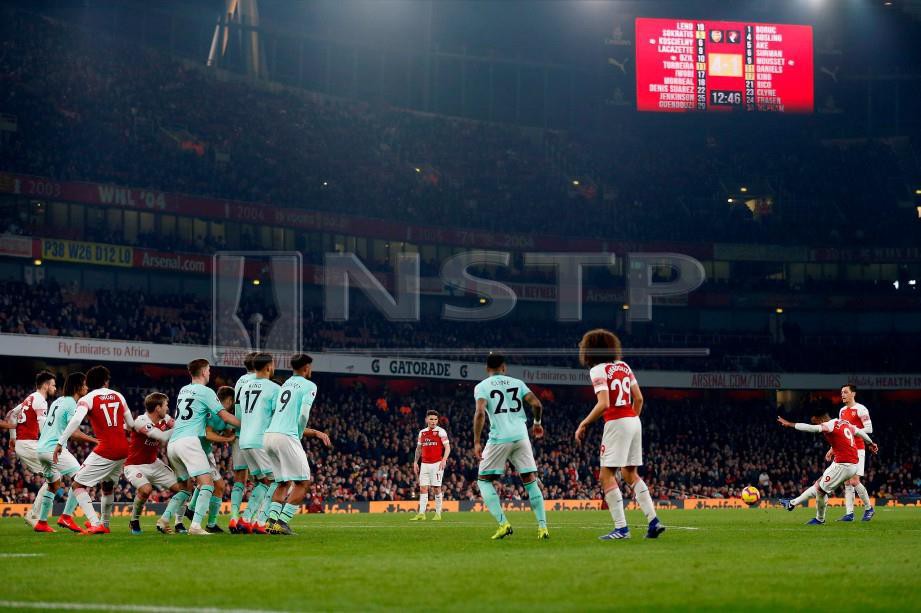 Aksi pemain Arsenal, Alexandre Lacazette (kanan) yang menjaringkan gol kelima The Gunners. FOTO AFP.