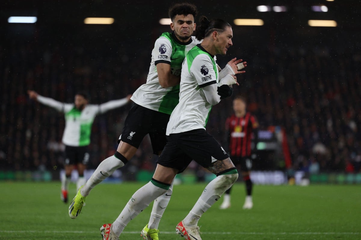 NUNEZ (kanan) meraikan kejayaan meraikan gol buat Liverpool. -FOTO AFP 
