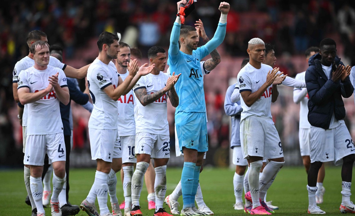 PEMAIN Spurs meraikan kemenangan ke atas Bournemouth. FOTO AFP