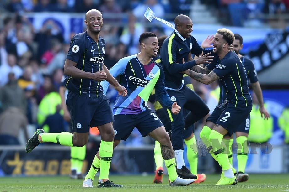 Pemain pertahanan Manchester City Vincent Kompany meraikan kejayaan bersama rakan pasukan. FOTO AFP.