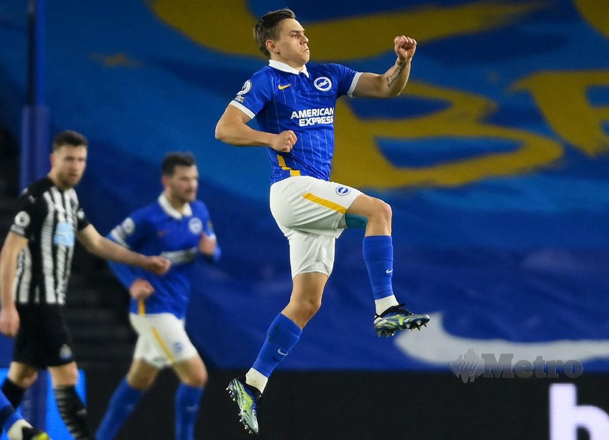  TROSSARD meraikan kejayaan meledakkan gol pertama Brighton. FOTO AFP