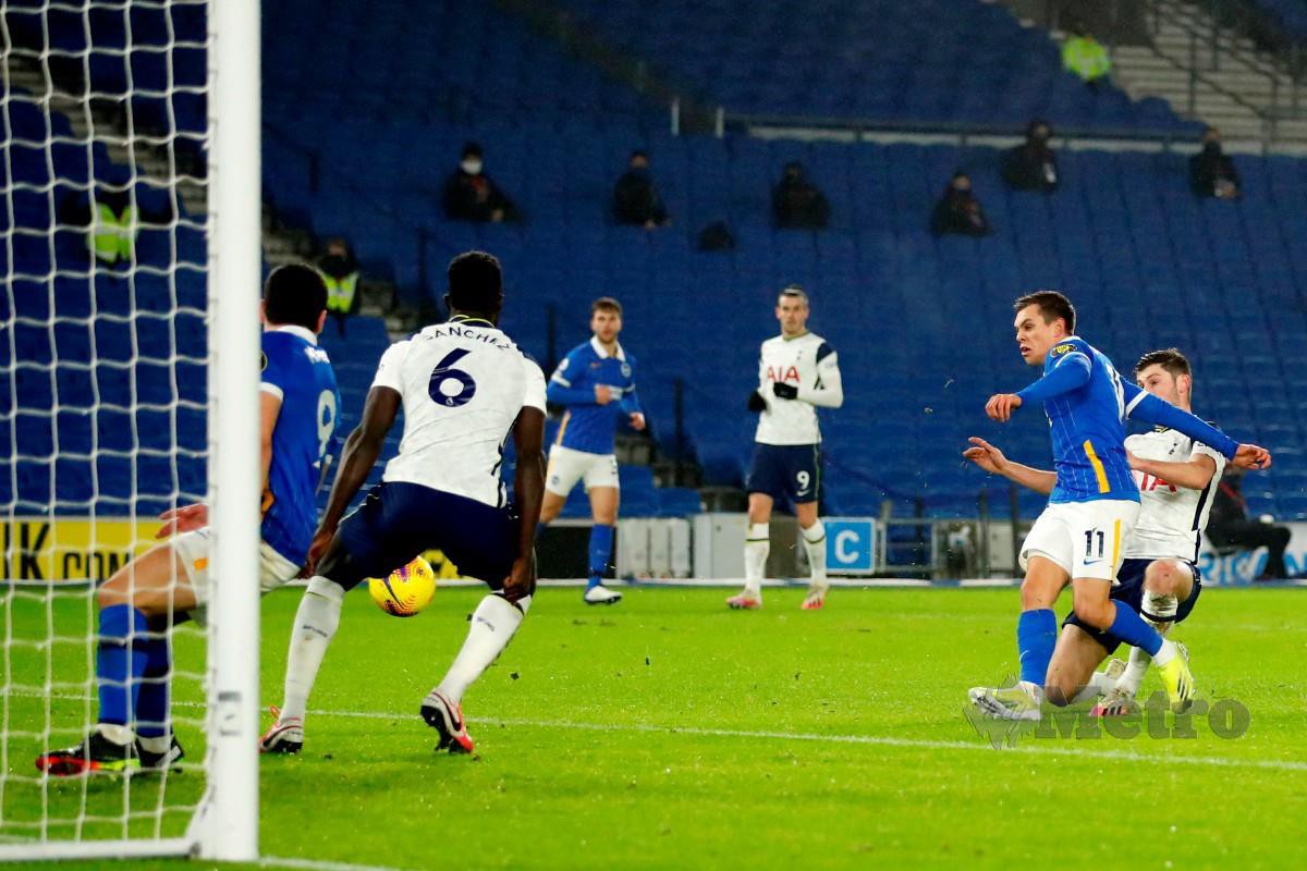 TROSSARD (dua kanan) menjaringkan gol untuk Brighton. FOTO AFP