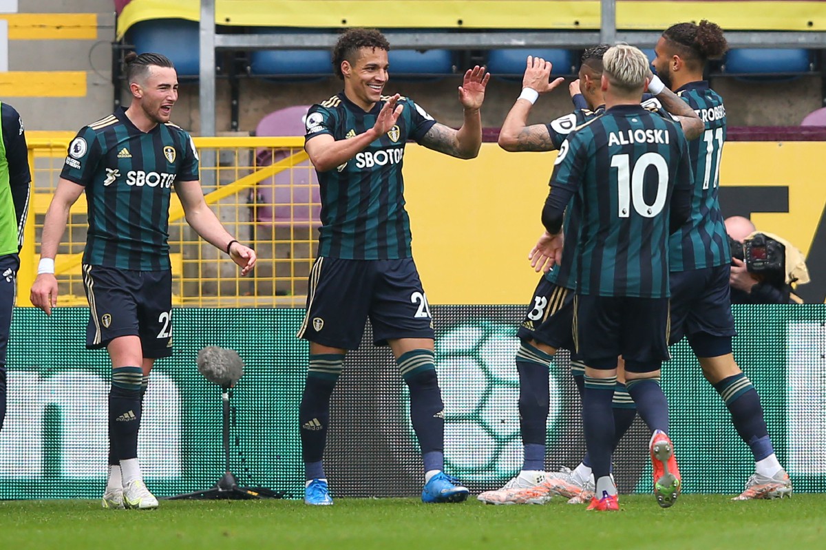 Penyerang Leeds, Rodrigo (tengah) meraikan jaringannya bersama rakan sepasukan ketika menewaskan Burnley dalam aksi Liga Perdana. FOTO AFP. 