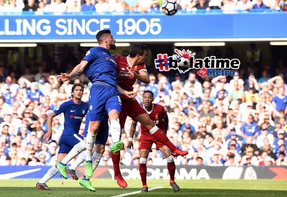 PENYERANG Chelsea, Olivier Giroud (tengah) menjaringkan gol ketika saingan dengan Liverpool pada 6 Mei lalu. FOTO AFP