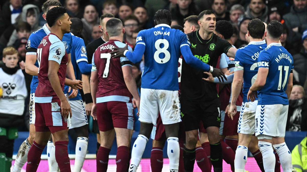 PEMAIN Everton (jersi biru) berbalah dengan pemain Aston Villa pada aksi Liga Perdana Inggeris, kelmarin. FOTO AFP 