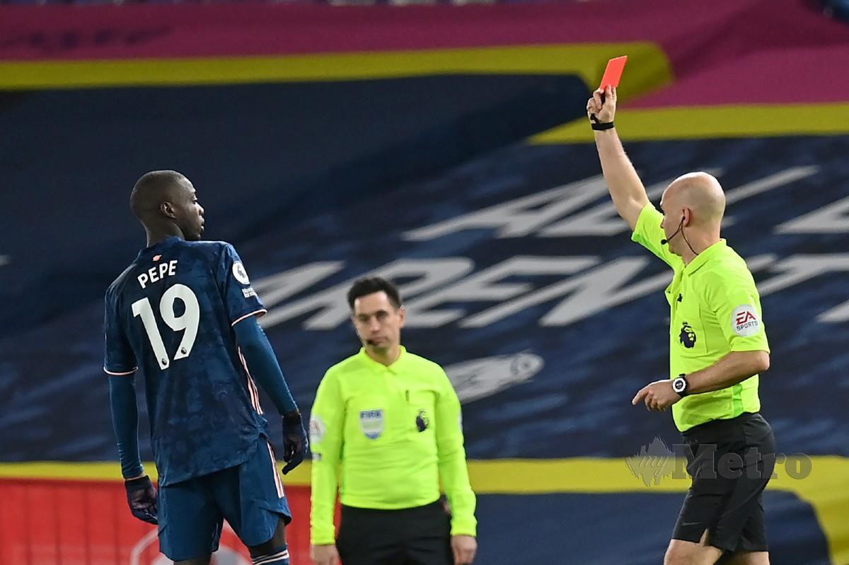 Pemain Arsenal, Nicolas Pepe (kiri) dilayangkan kad merah pada aksi berdepan Leeds semalam. FOTO AFP