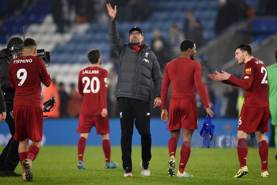 Klopp (tengah) bersama pemain Liverpool selepas kejayaan mengatasi Leicester. FOTO AFP