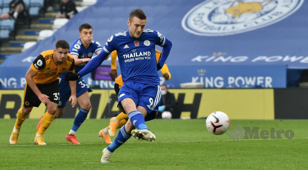 VARDY melepaskan rembatan mengelirukan ketika mengambil sepakan penalti untuk Leicester. FOTO AFP