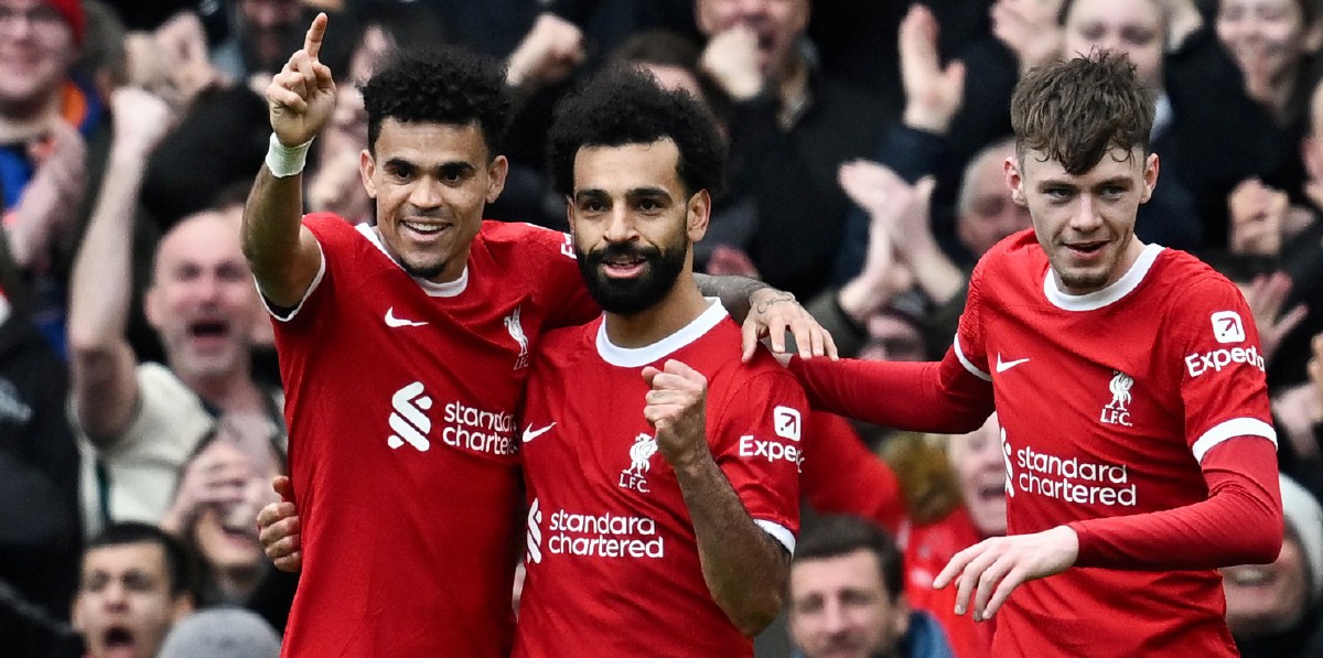 SALAH (tengah) berjaya menjaringkan gol kemenangan Liverpool. FOTO AFP