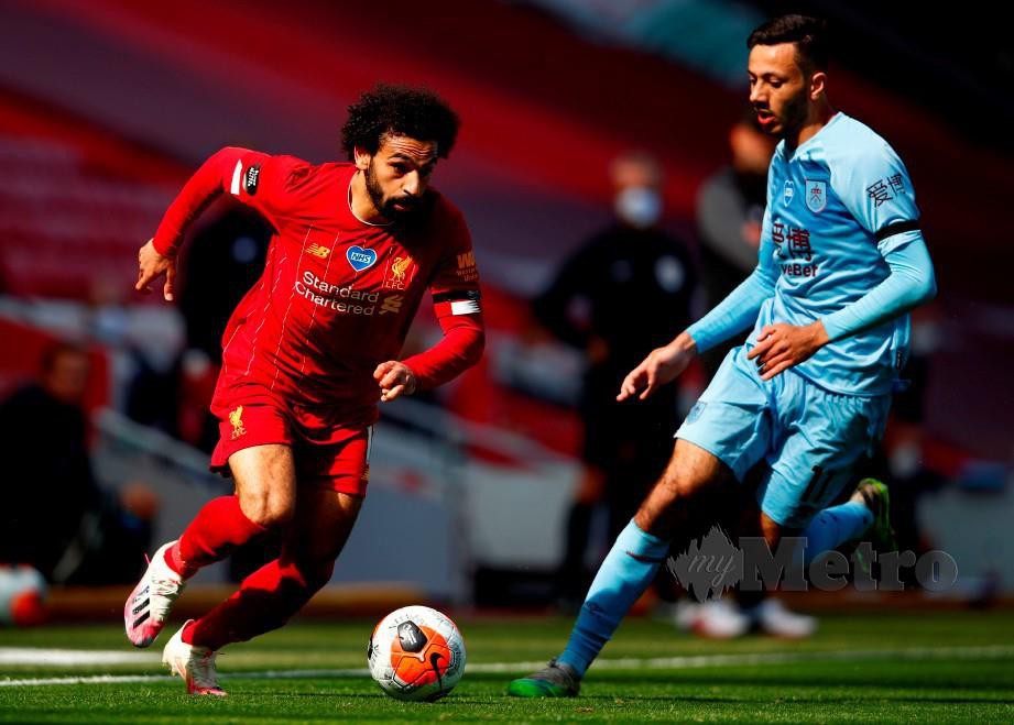 Penyerang Liverpool, Mohamed Salah (kiri) melepasi pemain Burnley dalam saingan Liga Perdana yang berakhir dengan keputusan seri 1-1. FOTO AFP