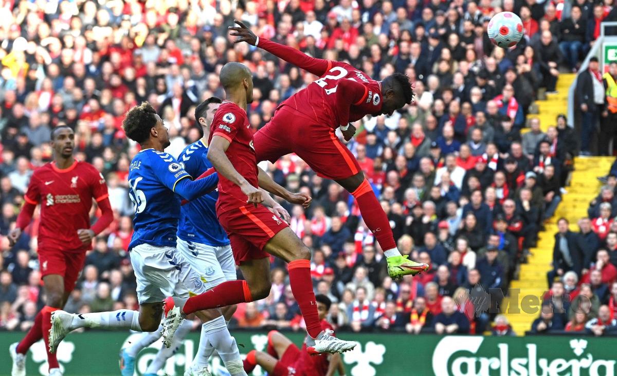 PENYERANG Liverpool, Divock Origi (kanan) menanduk masuk gol kedua pasukannya pada perlawanan menentang Everton di Anfield. FOTO AFP