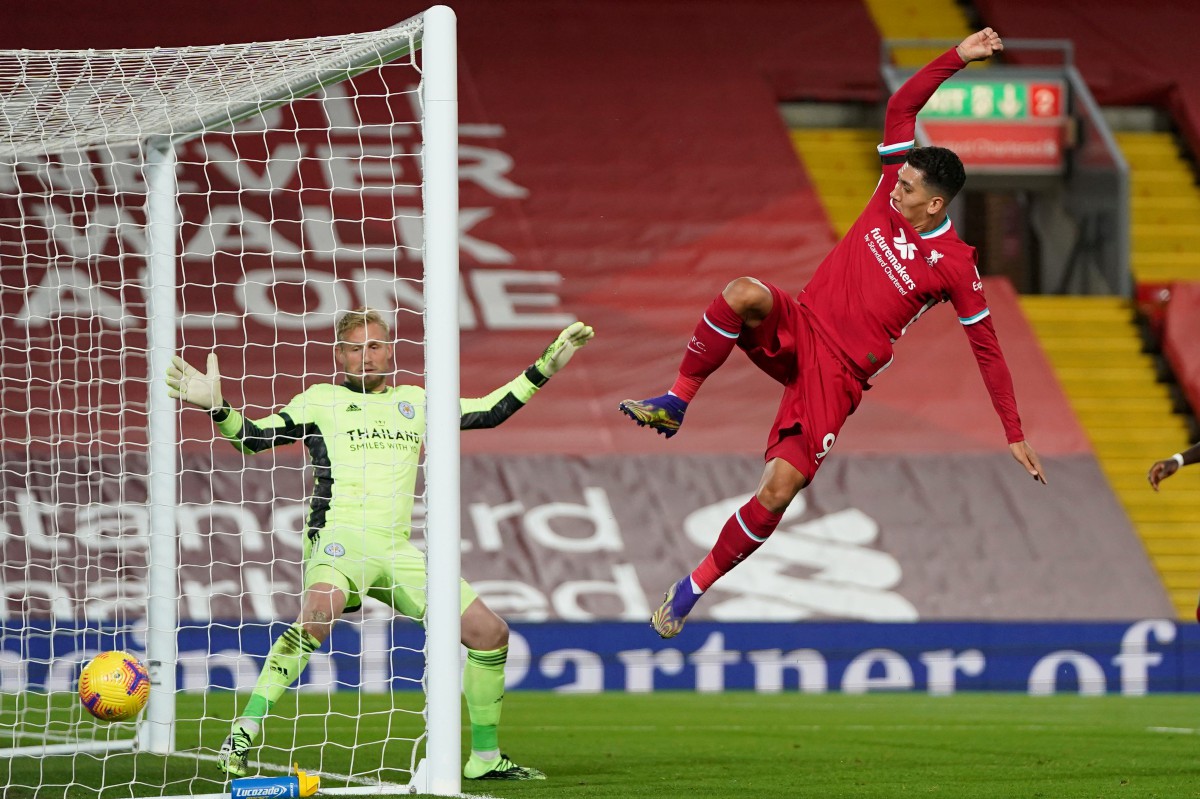 Percubaan Roberto Firmino untuk merobek gawang gol ketika pertemuan menentang Leicester. FOTO AFP 