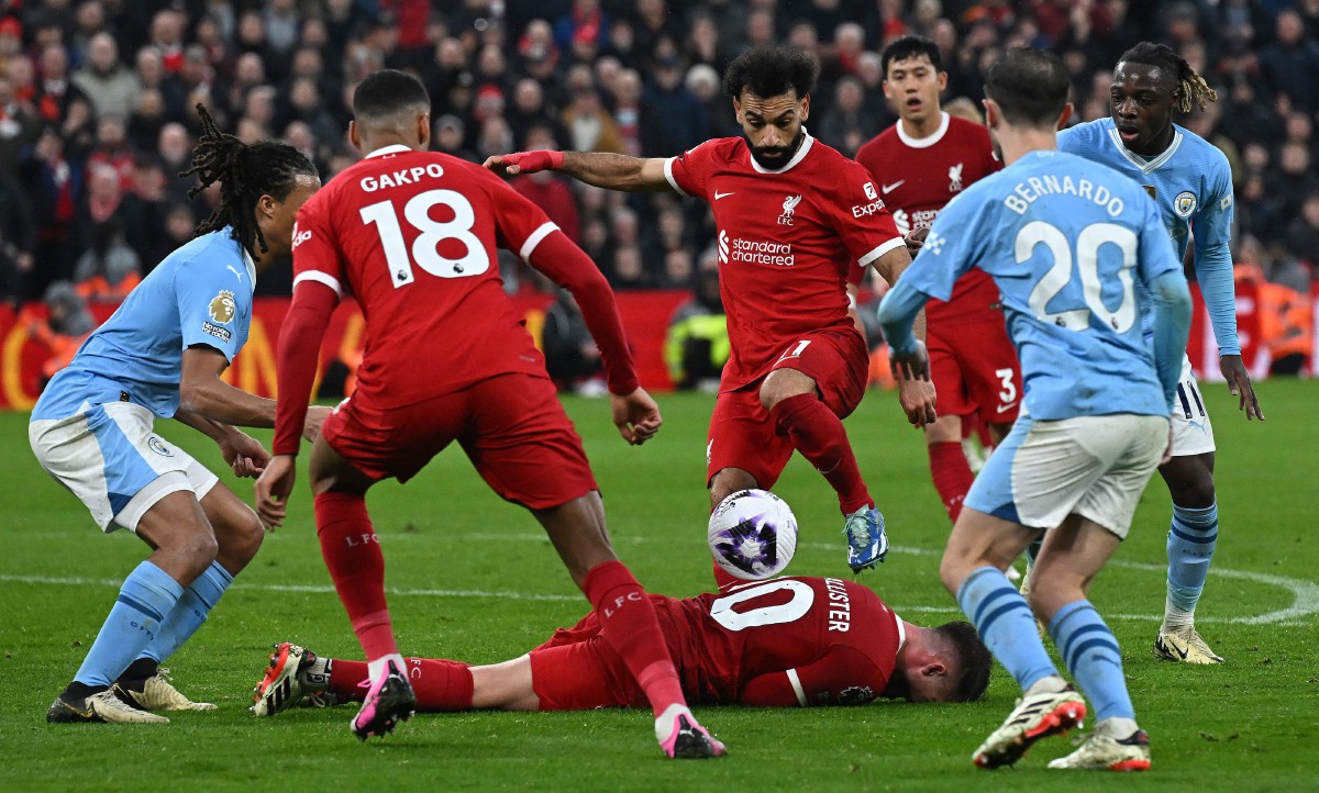PERTEMBUNGAN antara Liverpool menentang City di Anfield. -FOTO AFP 