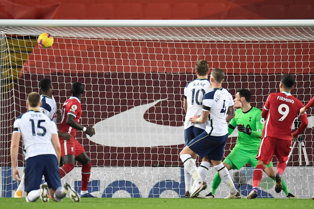 Roberto Firmino (kanan) menjaringkan gol buat Liverpool ketika berdepan Spurs. FOTO AFP