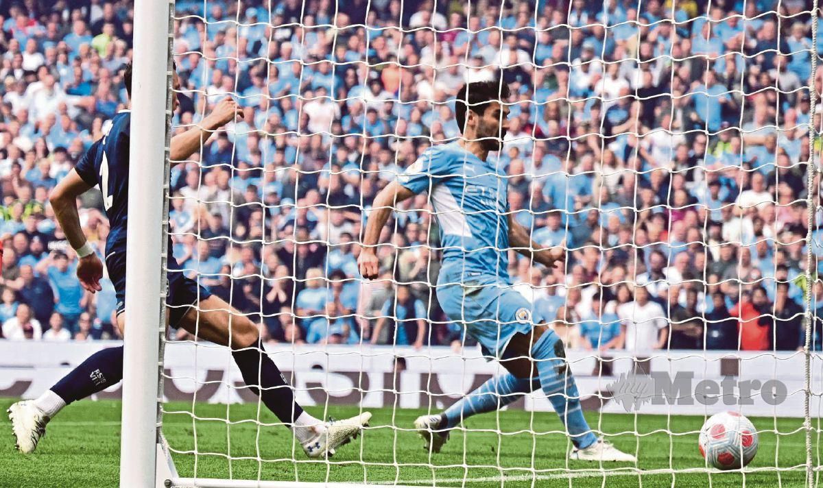 PEMAIN tengah Manchester City, Ilkay Gundogan menjaringkan gol ketiga pasukannya untuk mengekalkan gelaran Liga Perdana Inggeris. FOTO AFP