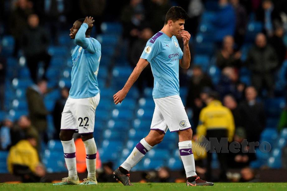 MENDY (kiri) kelihatan kecewa selepas pasukannya hanya mencatat keputusan seri 2-2 ketika berdepan Crystal Palace semalam. FOTO Afp