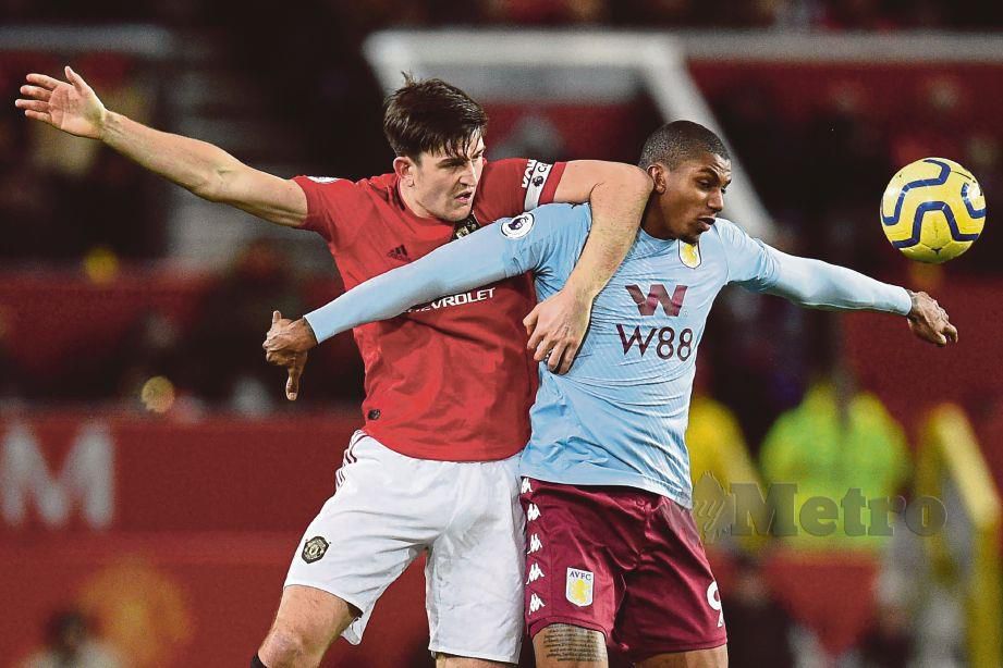 AKSI Maguire (kiri) mengasak pemain Villa, Wesley di Old Trafford. - FOTO AFP