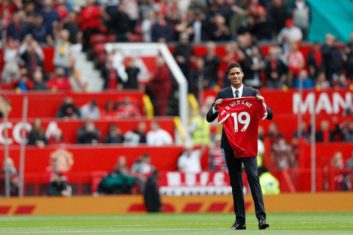 Pemain baharu Manchester United, Raphael Varane diperkenalkan di Old Trafford. FOTO AFP