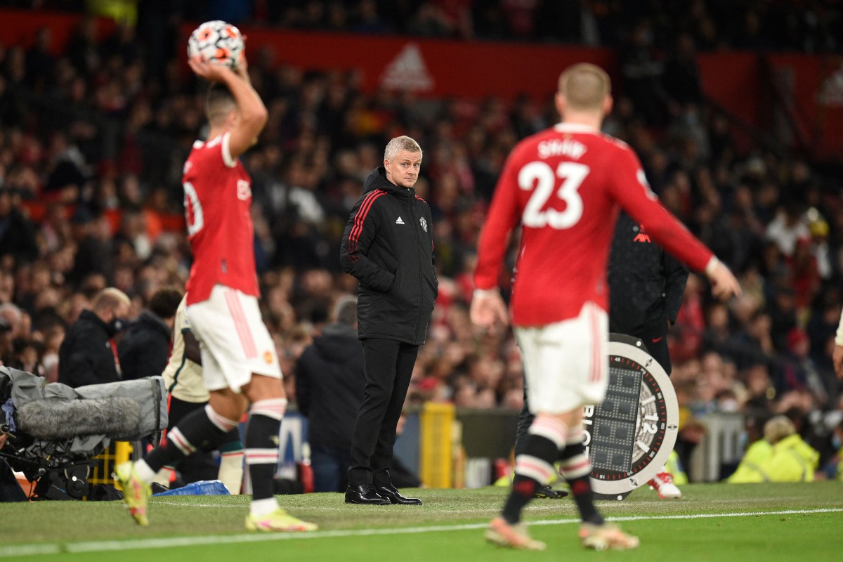 Pengendali Manchester United, Ole Gunnar Solskjaer (tengah) memerhatikan aksi pemainnya. FOTO AFP 