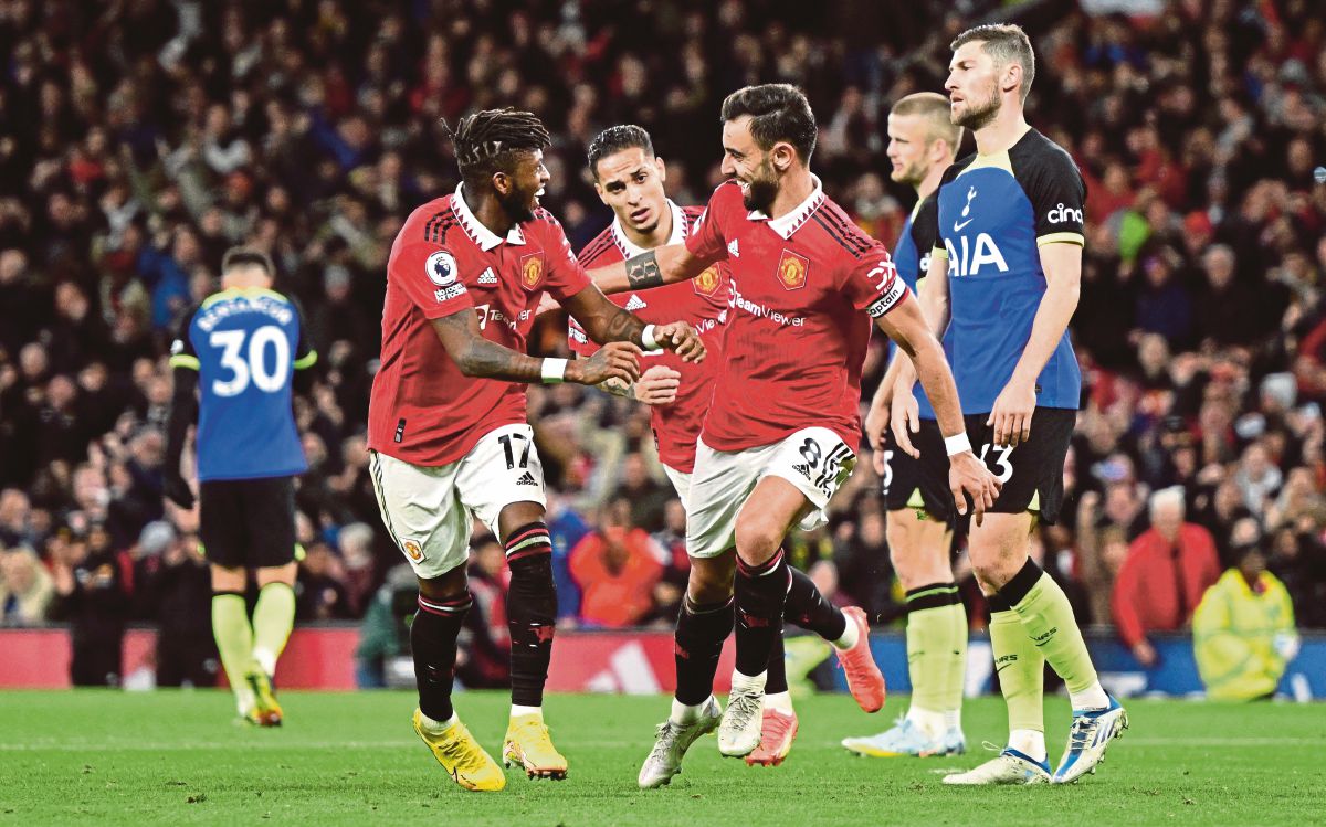 FERNANDES (tengah) meraikan jaringan kedua United. FOTO AFP