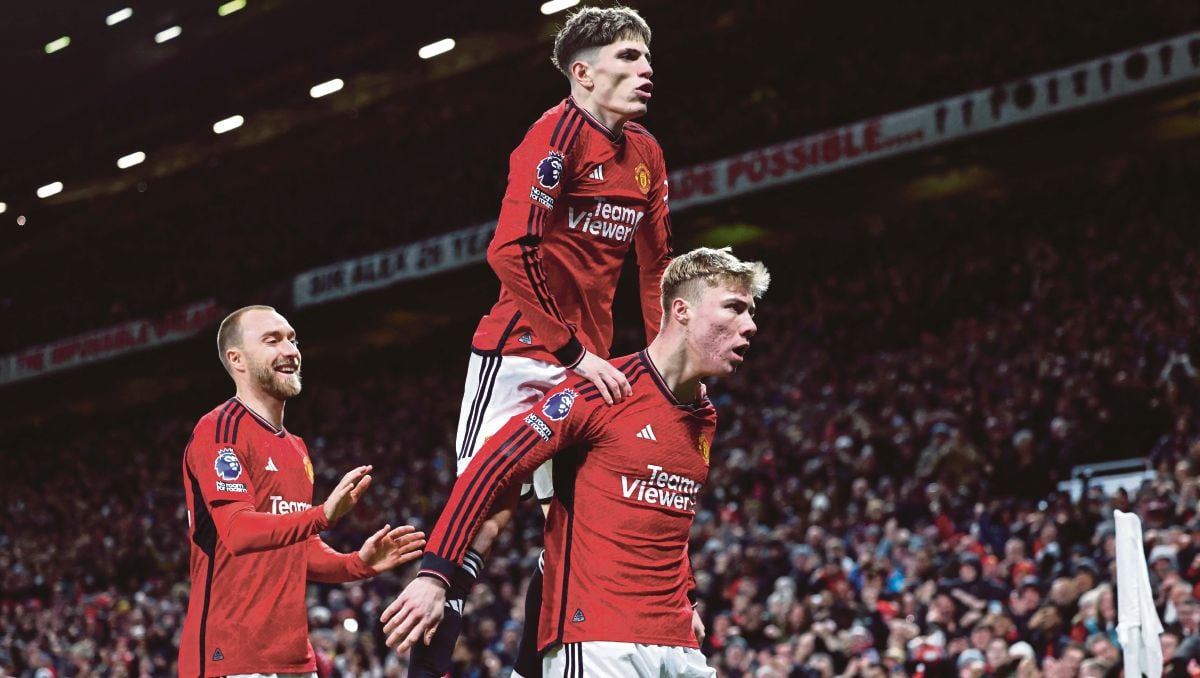 HOJLUND (kanan) meraikan gol sulung Manchester United bersama rakan sepasukan. FOTO AFP 