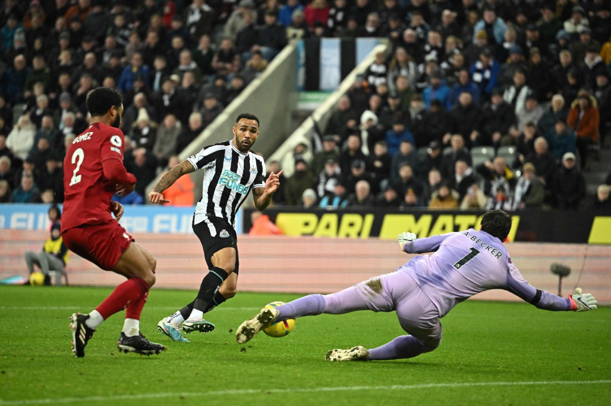 Pemain Newcastle Callum Wilson membuat percubaan ke gawang gol Liverpool. FOTO AFP 