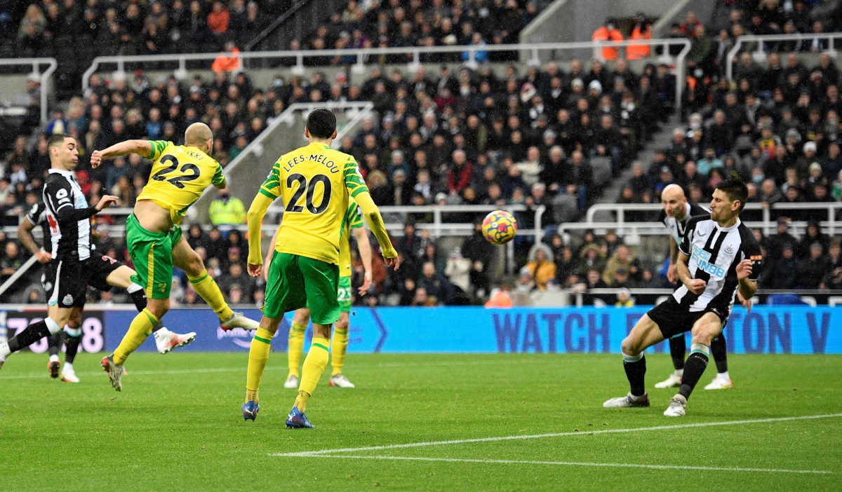 Penyerang Norwich, Teemu Pukki (dua kiri) menjaringkan gol penyamaan ketika berdepan Newcastle pada aksi Liga Perdana di St James' Park. FOTO AFP