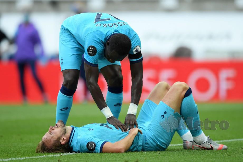MOUSSA Sissoko melihat keadaan Kane yang mengerang kesakitan selepas menjaringkan gol ketiga Tottenham. FOTO AFP
