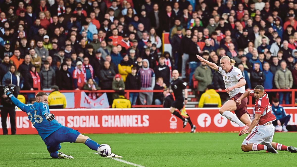 HAALAND (dua dari kanan) menjaringkan gol kedua Manchester City ketika menewaskan Nottingham Forest, 2-0, awal pagi tadi. FOTO AFP 