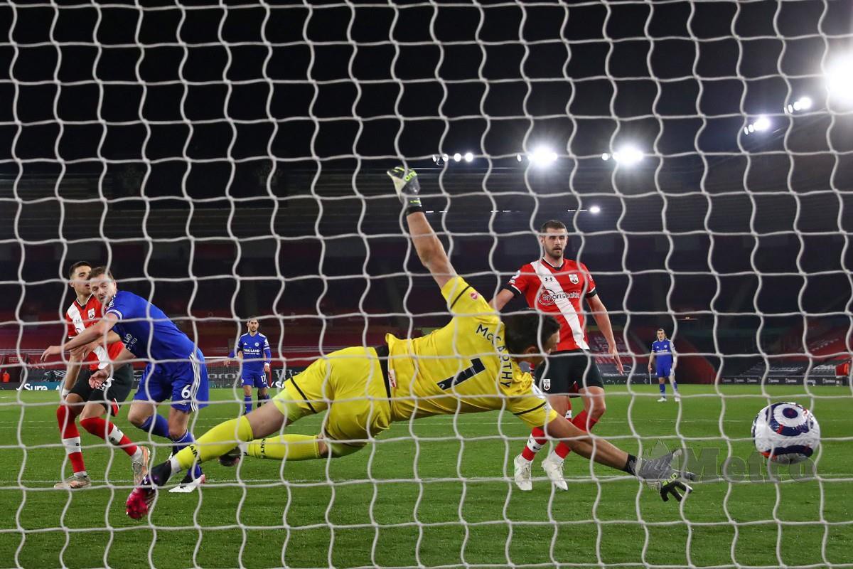 JONNY Evans (dua kiri) menjaringkan gol penyamaan menewaskan penjaga gol Southampton, Alex McCarthy. FOTO AFP