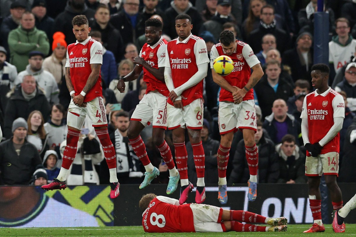 BARISAN pemain Arsenal membuat benteng selepas Spurs dihadiahkan sepakan pecuma. -FOTO AFP 