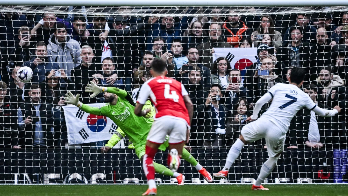HEUNG-MIN (kanan) menjaringkan gol menerusi sepakan penalti untuk merapatkan jurang dengan Arsenal. FOTO AFP 