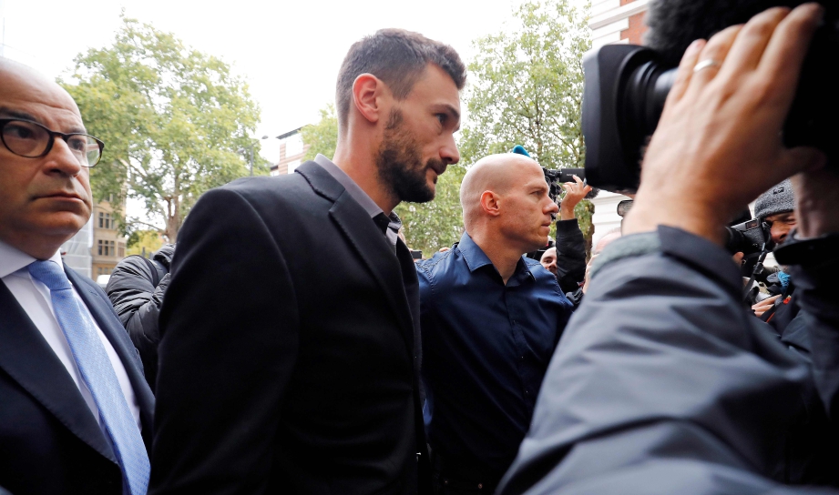 KAPTEN juara Piala Dunia Perancis, Hugo Lloris tiba di Mahkamah Westminster, London. FOTO AFP