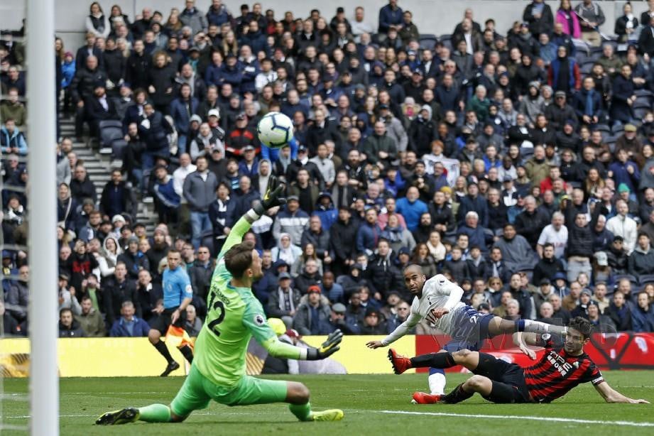 MOURA menjaringkan gol keempat melepasi jangkauan penjaga gol   Huddersfield, Ben Hamer. - FOTO AFP